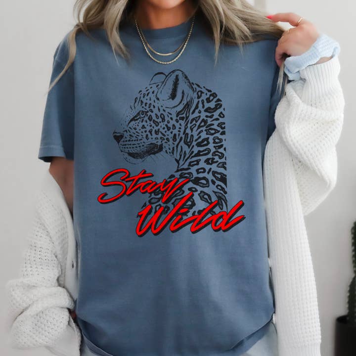 Shoppe SHC - Vendita all'ingrosso Tunica - Donna - Maglietta Grafica Retro Grunge Stay Wild | Comfort Color20