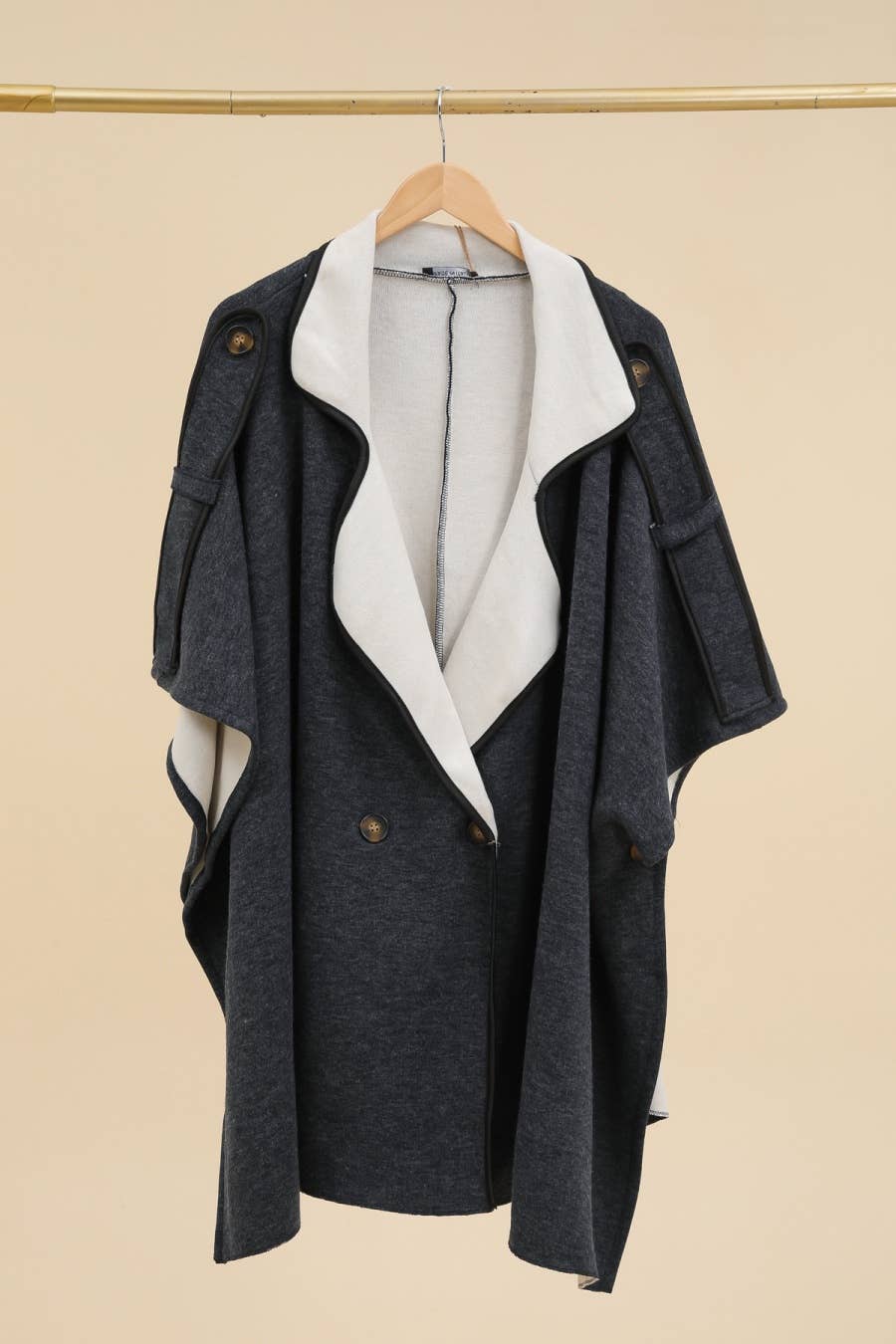 LÉA & LUC – Engroshandel Frakke - Dame – Løs og flydende jakke med poncho-stil fra LÉA & LUC2