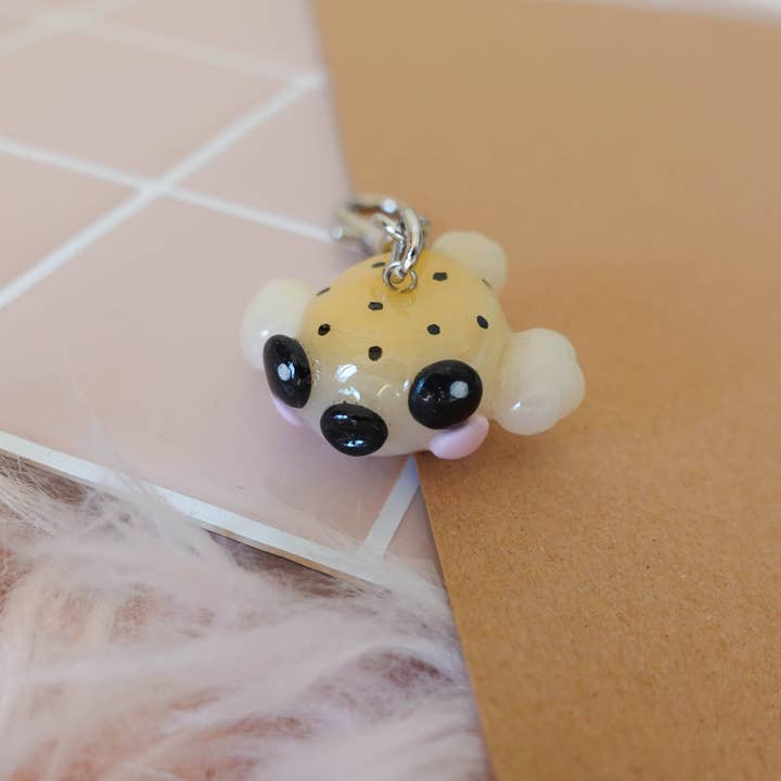 Pfirsichblüten-Fisch-Schlüsselanhänger für den Großhandel von uncomfy cherry