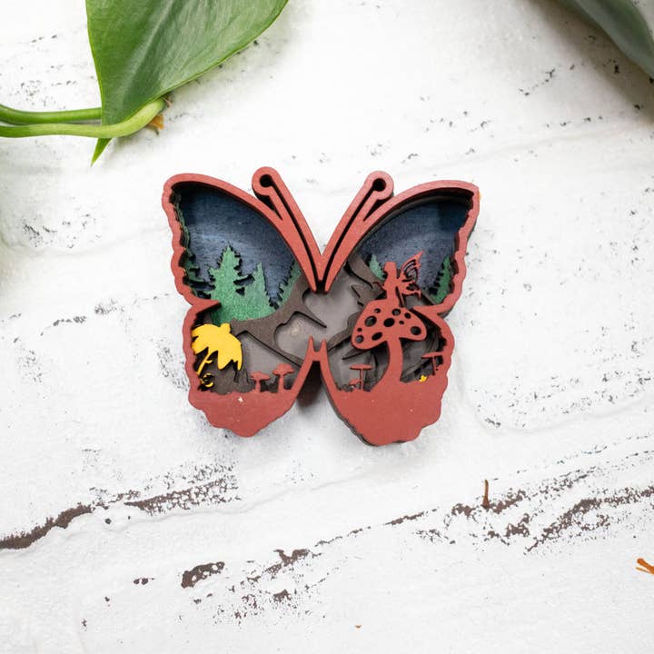 Papillon découpé au laser, Diorama 3D de papillon, Scène de montagne faite à la main, Art mural, Décoration animale papillon pour la vente par The McGarvey Workshop