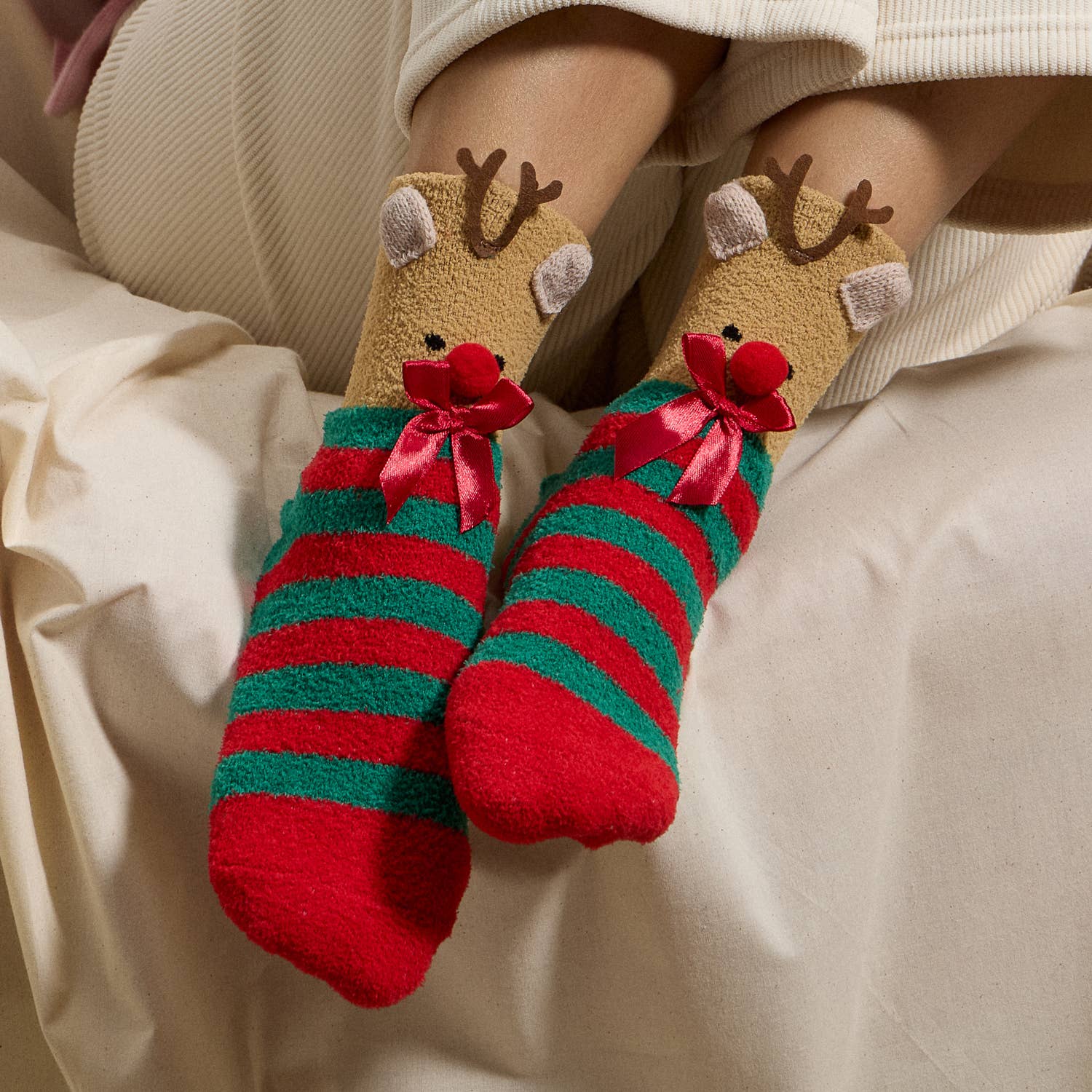 Sortiert Weihnachtliche Flauschsocken – Sortiment aus 4 Paaren als Weihnachtsgeschenk für den Großhandel auf Faire2