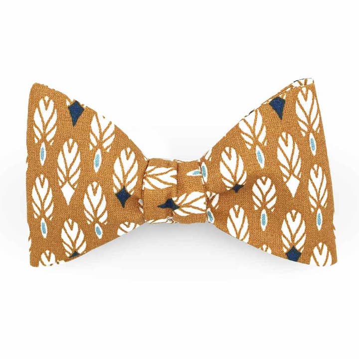 Papillon con grafica beige cammello in piuma Apache per la vendita all'ingrosso da parte di Le Coq en Pap'