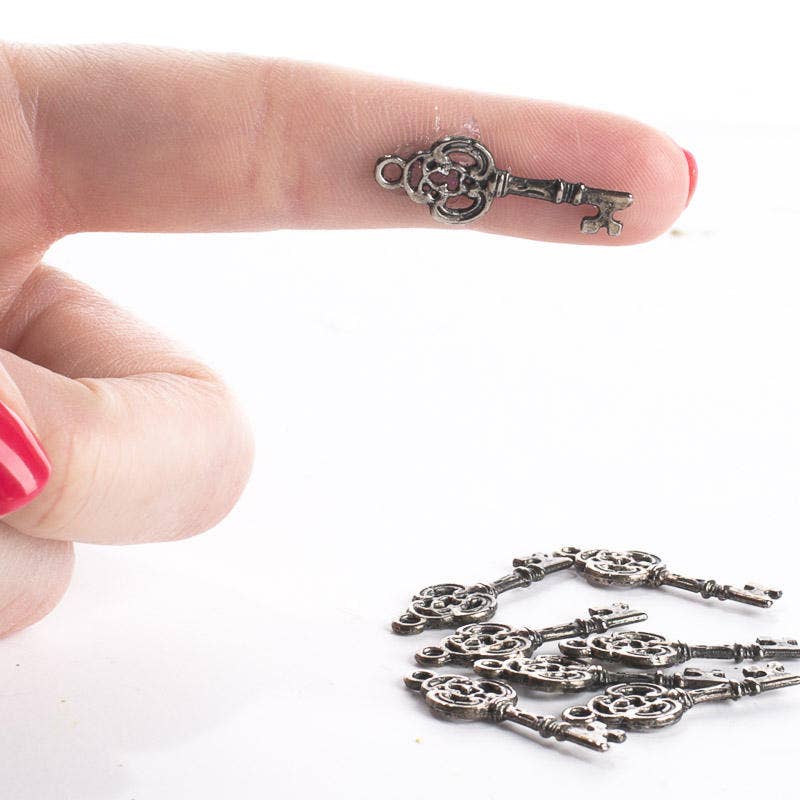 Factory Direct Craft - Vente Décorations de table - Mini clés squelette en métal patiné de 2 cm (pack de 8)1