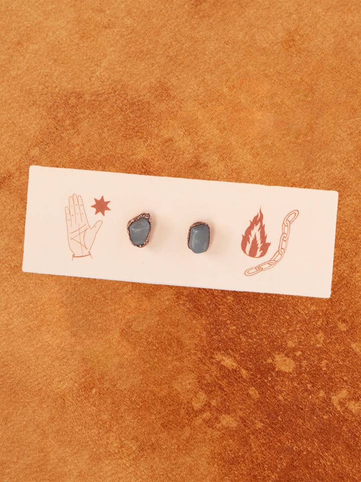 Mondstein-Kristall-Ohrstecker in Grau | Kupfer + Sterlingsilber für den Großhandel von The Cyprus Cabinet