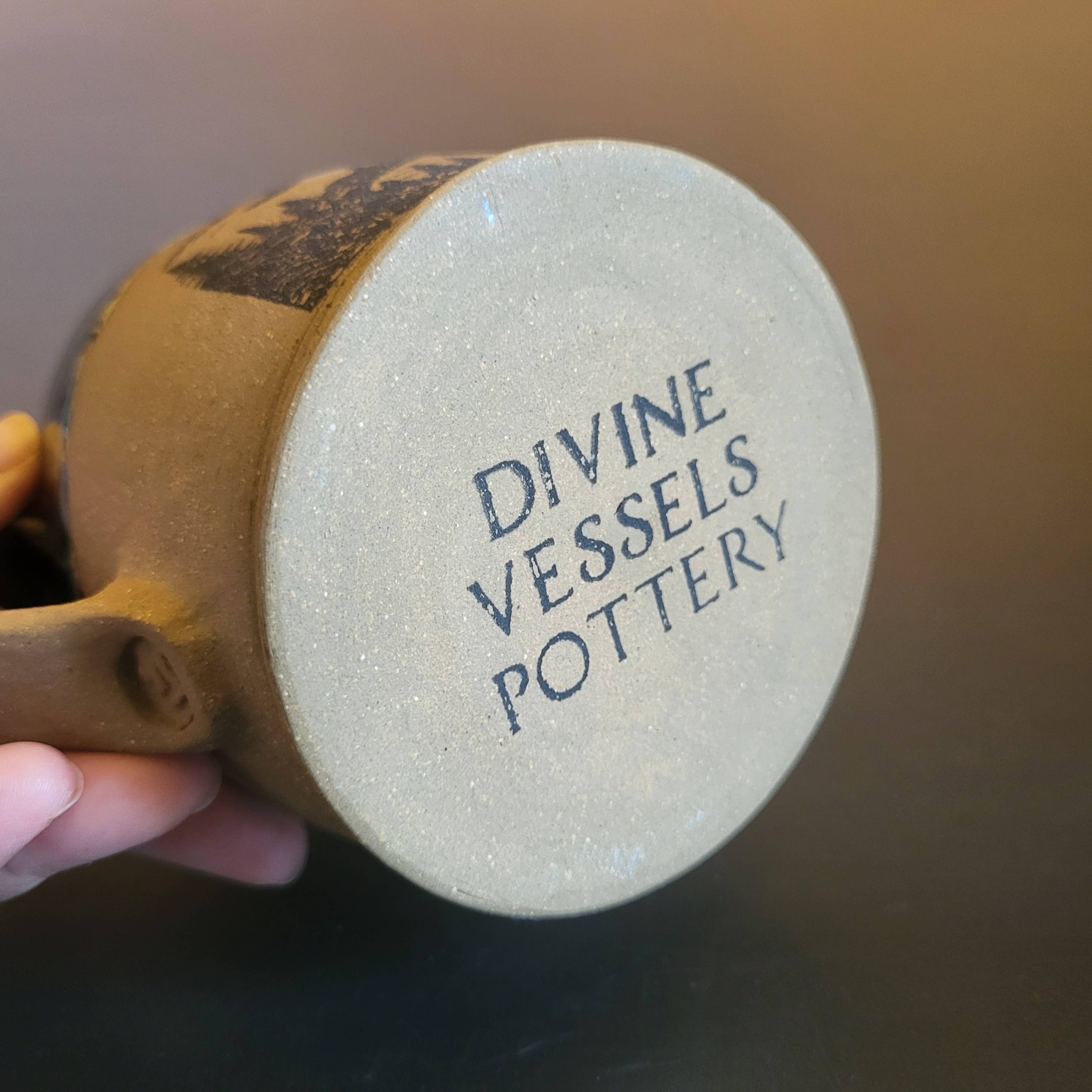 Divine Vessels Pottery - Wholesale Koffiemok - Bigfoot mok en bergen met donkergroene glazuur6