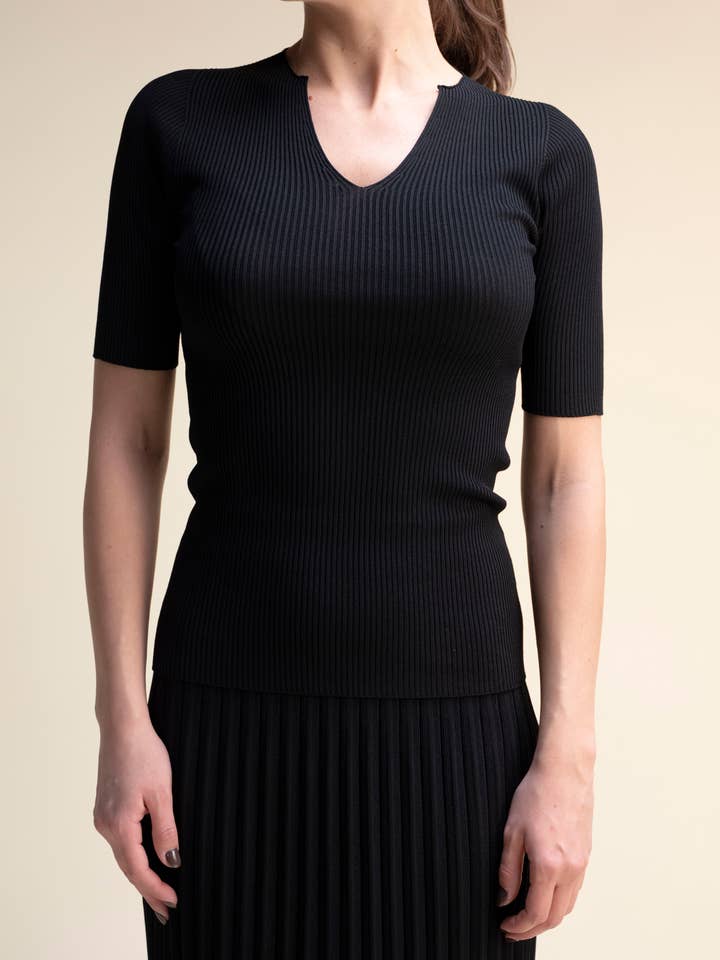 Maglia in viscosa coste con scollo a V - lavorazione 3D Knit per la vendita all'ingrosso da parte di Lèmme