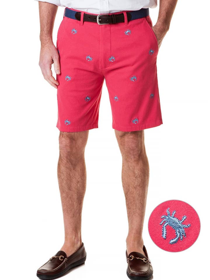 Sergé court extensible Cisco rouge ouragan avec crabe bleu pour la vente par Castaway Clothing Nantucket Island