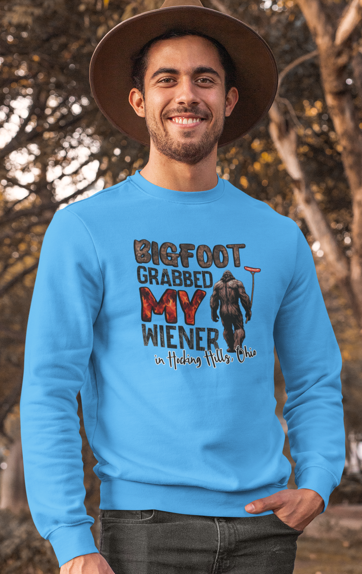 Squatchin’ Country - Venta al por mayor Camiseta estampada - Unisex - Bigfoot agarró mi camiseta de salchicha (amarilla)6