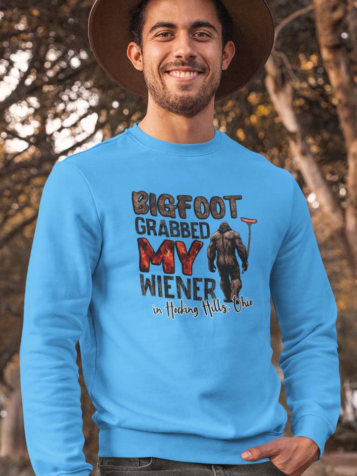 Squatchin’ Country - Venta al por mayor Camiseta estampada - Unisex - Bigfoot agarró mi camiseta de salchicha (amarilla)6