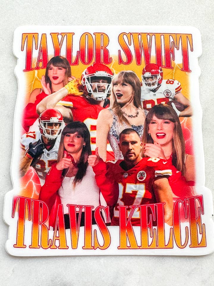 Adesivo resistente alle intemperie con Travis Kelce e Taylor Swift KC Chiefs per la vendita all'ingrosso da parte di Vandy Visuals Shop