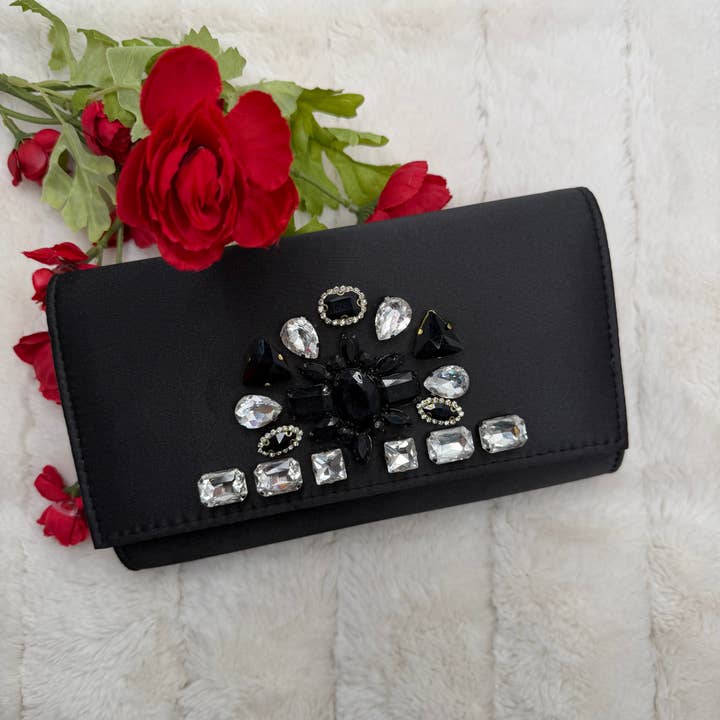 Schwarze Satinkupplung mit großen Edelsteinen | Erika Williner Designs für den Großhandel von Erika Williner Designs