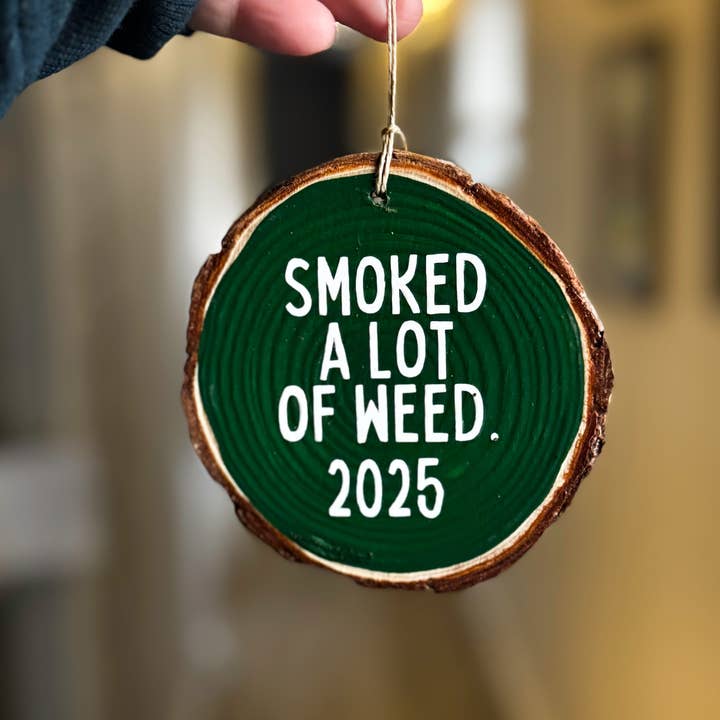 Røget en Masse Græs Træskive Ornament for engroshandel hos Stone Donut Design, LLC