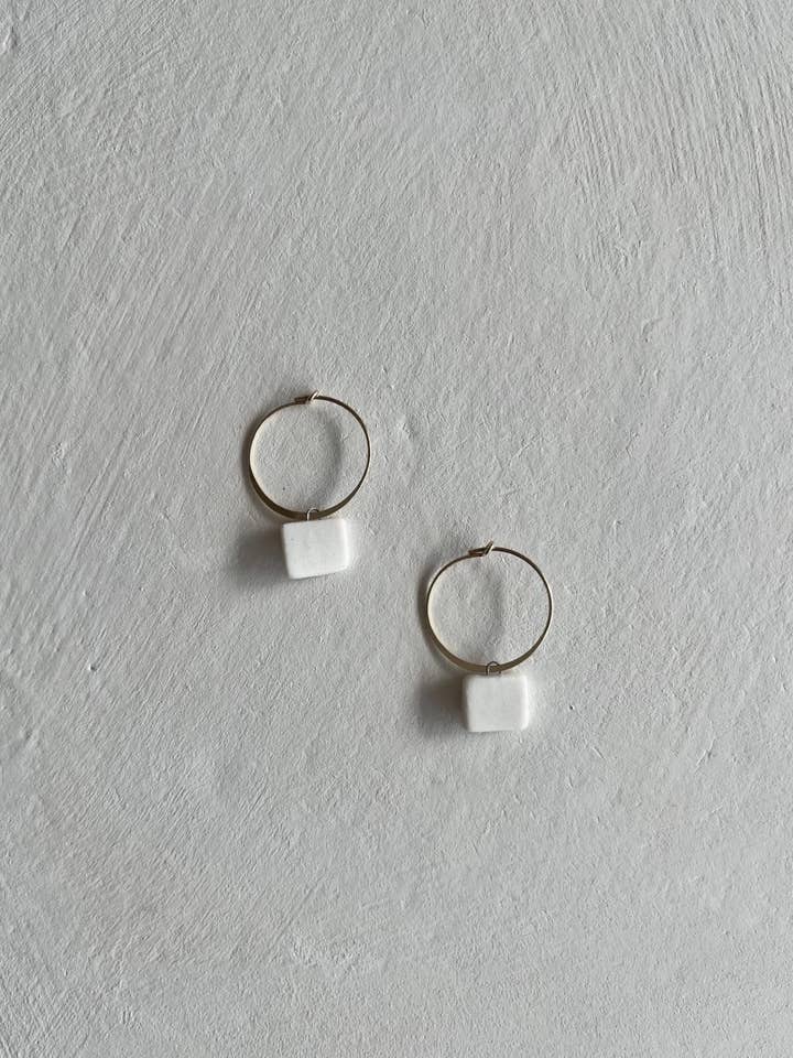 Créoles et carrés | Pearl pour la vente par Clay by Shay