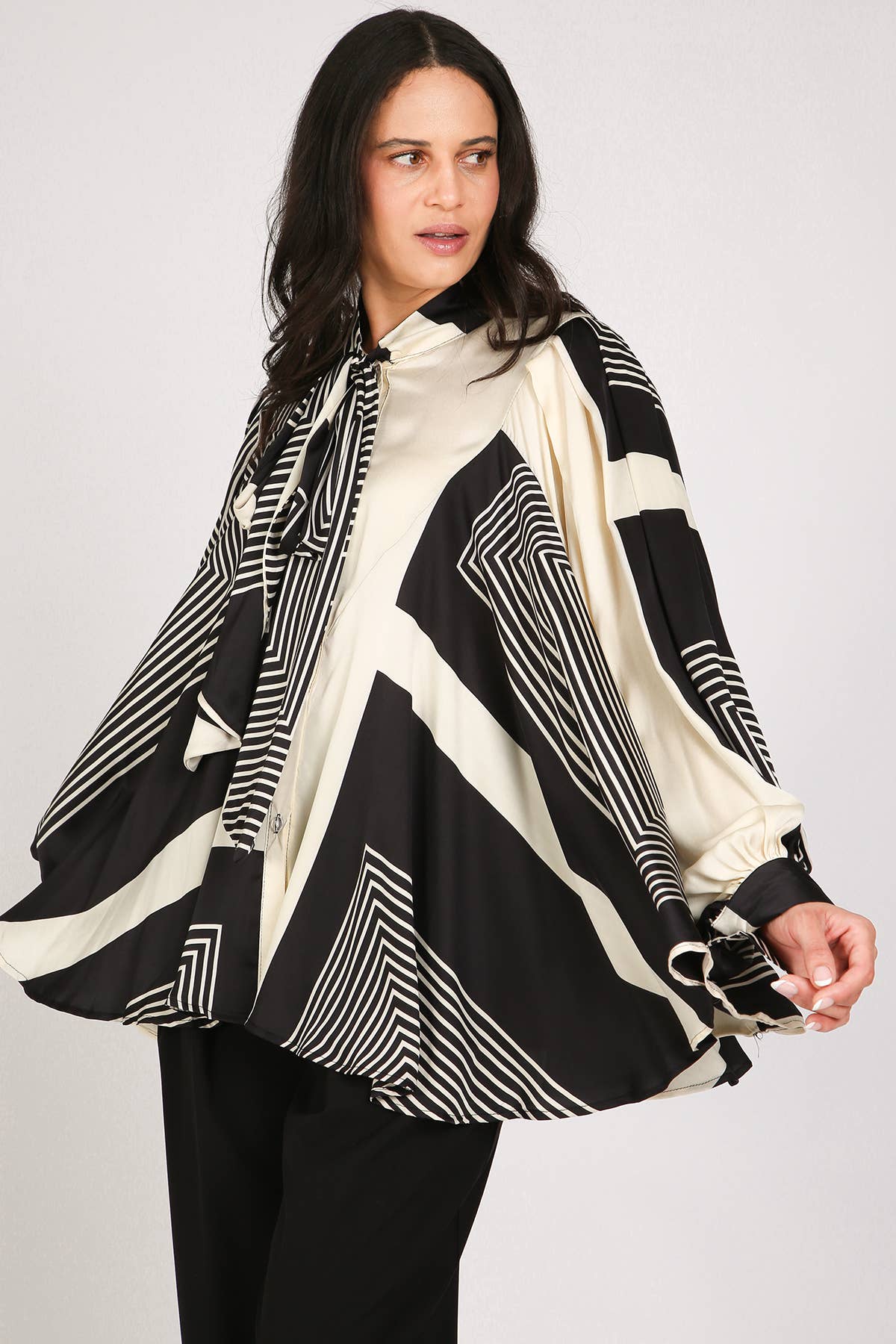 Preto Blusa de Cetim com Laço de Contraste Geométrico KC2357 para venda a revendedores na Faire