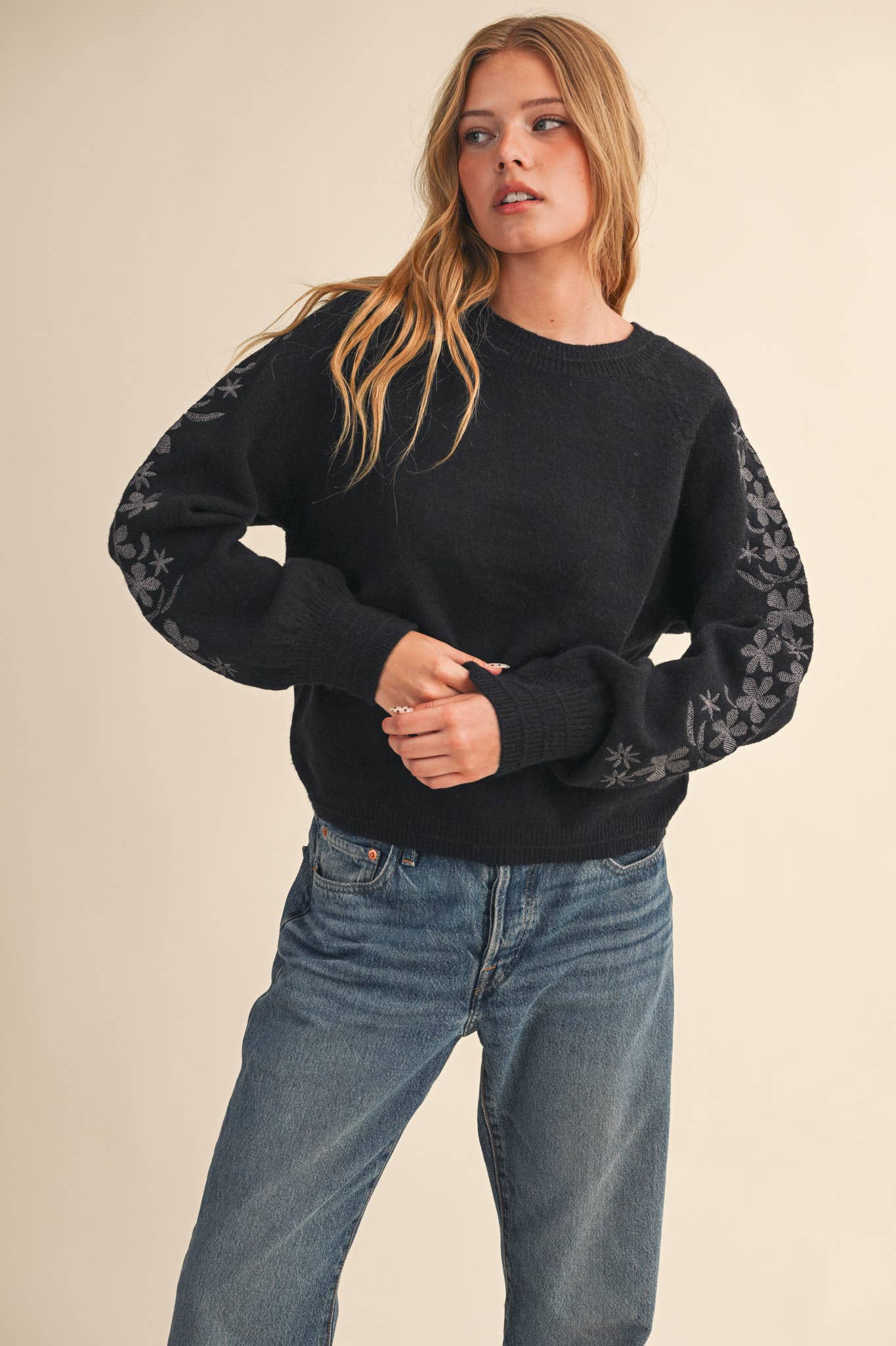 &MERCI - Wholesale Knit Sweater - Women's - PULLOVER SWEATER WITH FLORAL EMBROIDERED SLEEVES MSW108901
