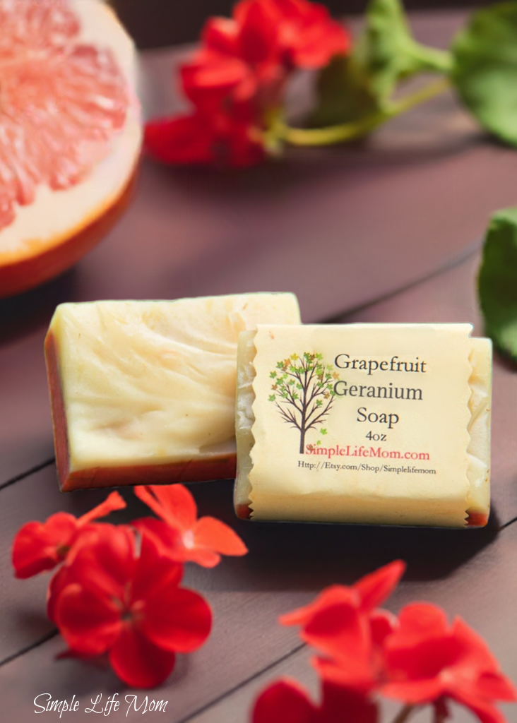 Simple Life Mom - Vente Pains de savon - SAVON PAMPLEMOUSSE GÉRANIUM - Géranium, Savon Naturel Fait Main avec des huiles essentielles, savon à froid biologique et à base de plantes0