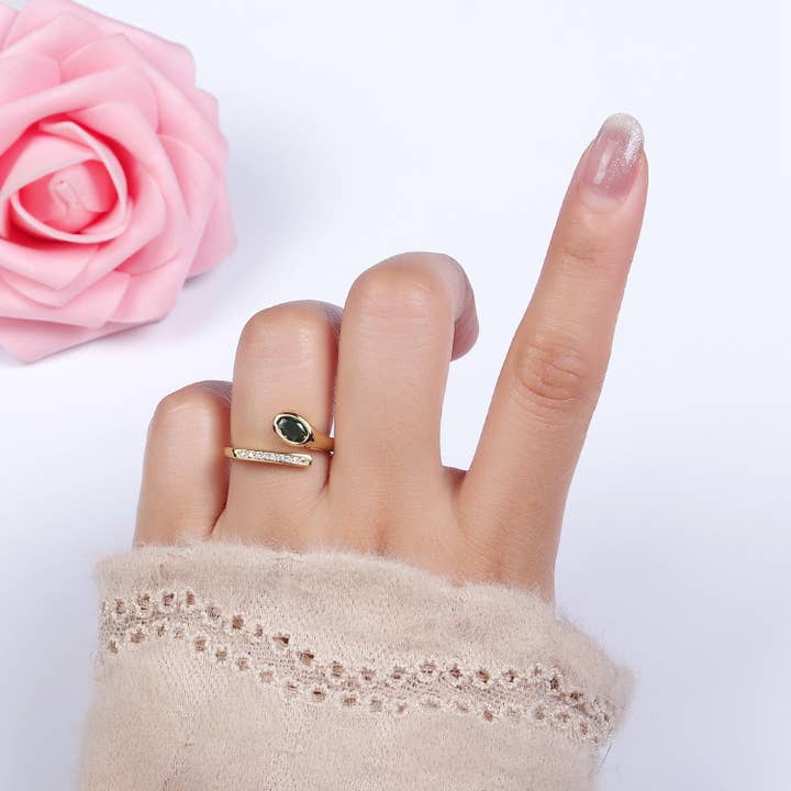 Aim Eternal - Vente Bague avec plusieurs pierres - Bague ouverte en zircone cubique ovale verte remplie d'or 14 carats O5694