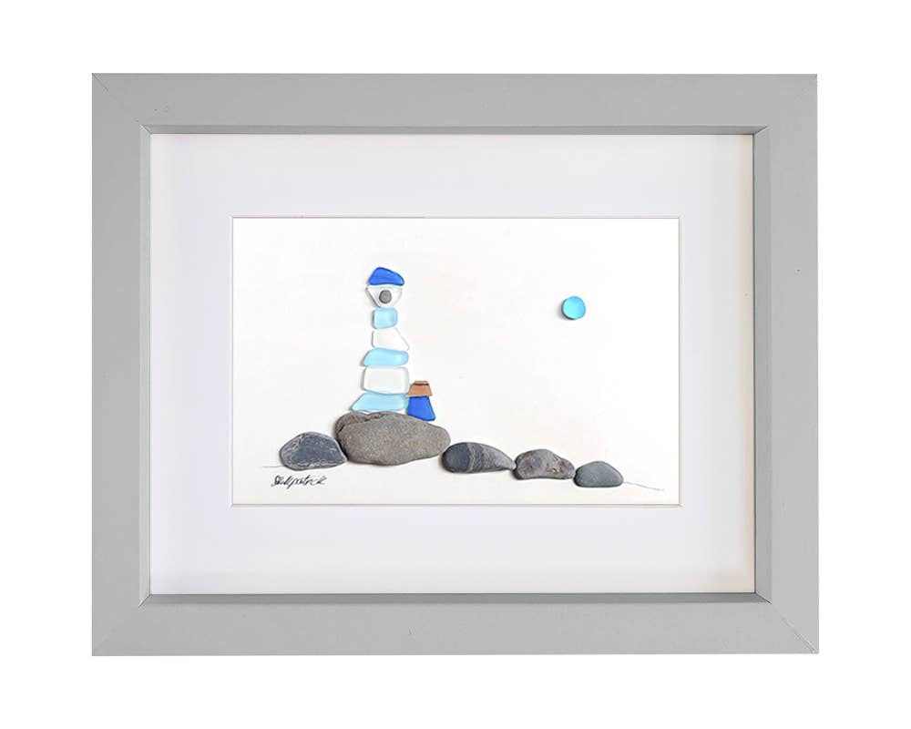 UrchinArtworks – Großhandel Kunstdruck – Wandkunst mit blauem Leuchtturm, Meerglas und Kieselstein1