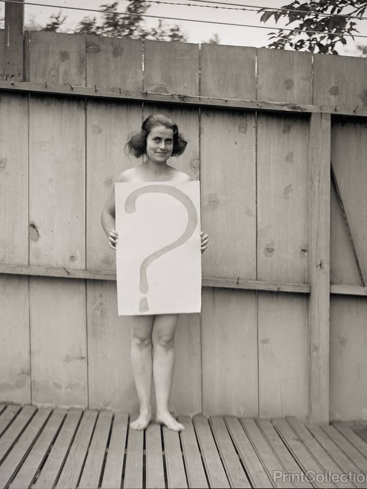 Donna svestita dietro «?» Cartello per la vendita all'ingrosso da parte di Print Collection