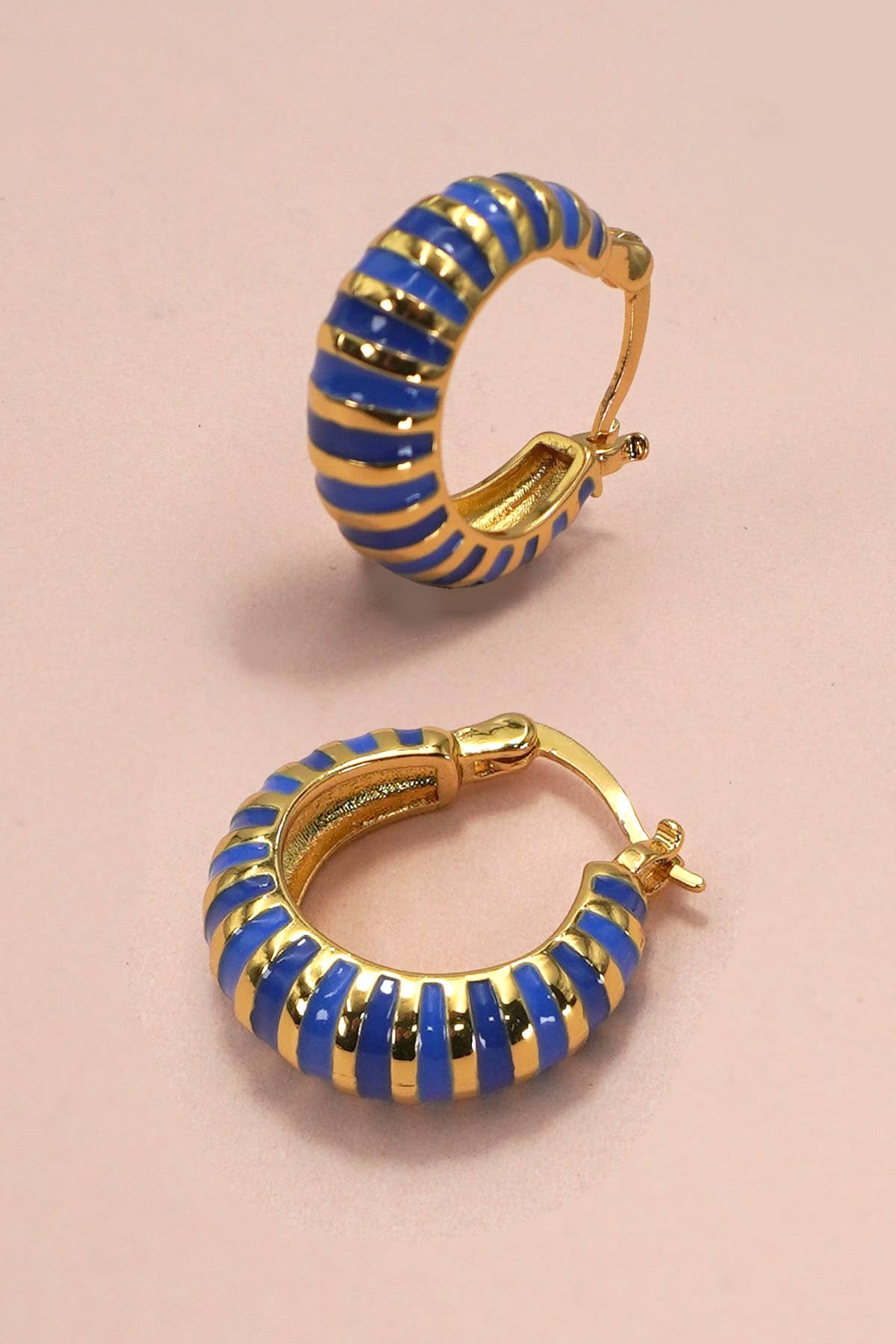 JOSSLYN by wall to wall - Wholesale Hoop Earrings - COLORFUL ENAMEL HUGGIE HOOP EARRINGS | 40E3604