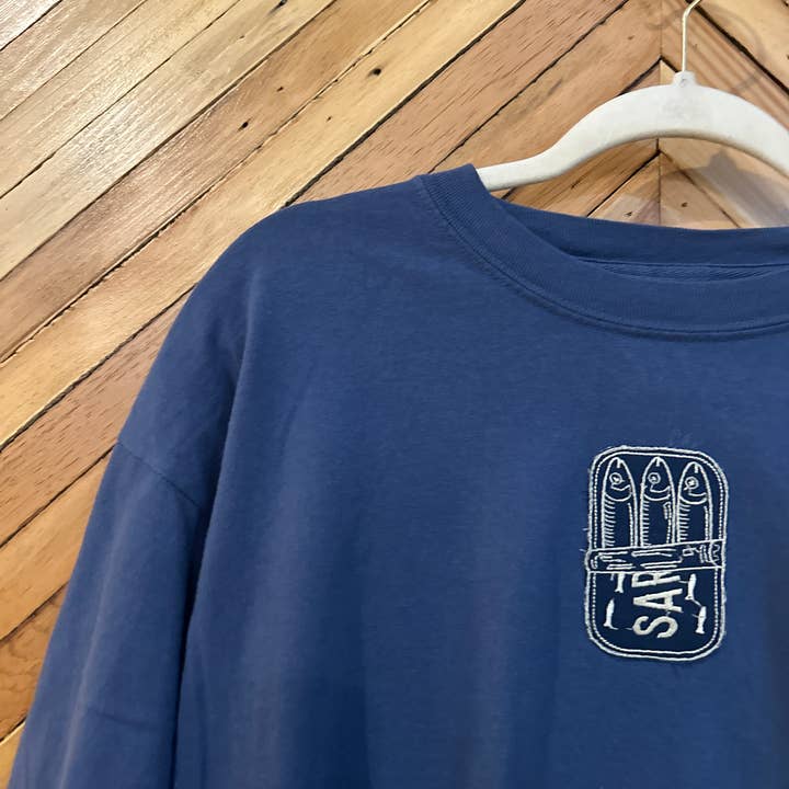 T-shirt brodé de sardines pour la vente par Honeyella
