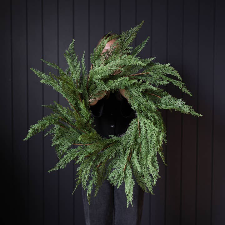 Levende dennenkrans met cypressenhout - 61 cm voor wholesale door Luxe B Co