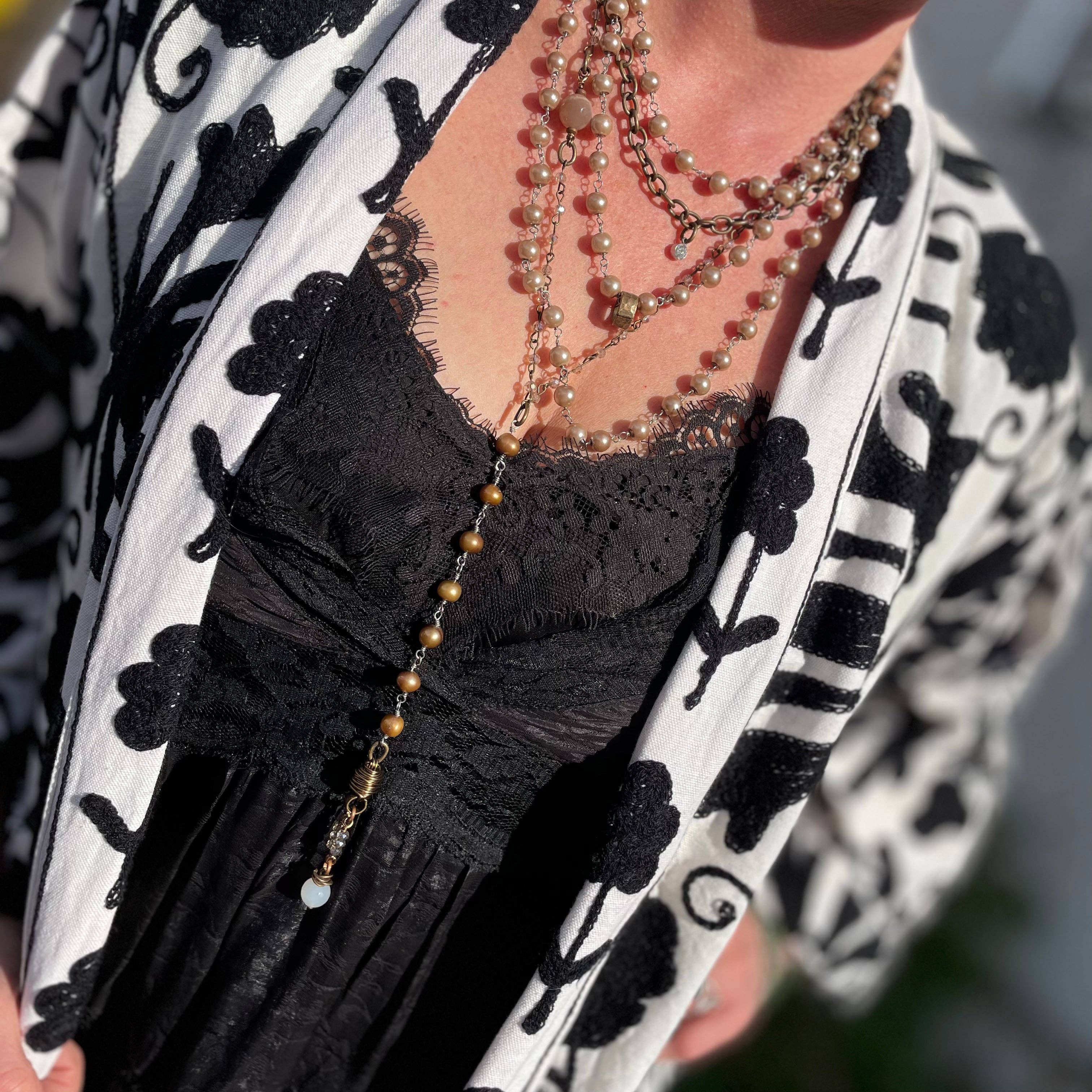 Bohemian Grace - Grace & Grit – Großhandel Jacke – Damen – Suzani Handbestickte Jacke, Schwarz und Weiß1