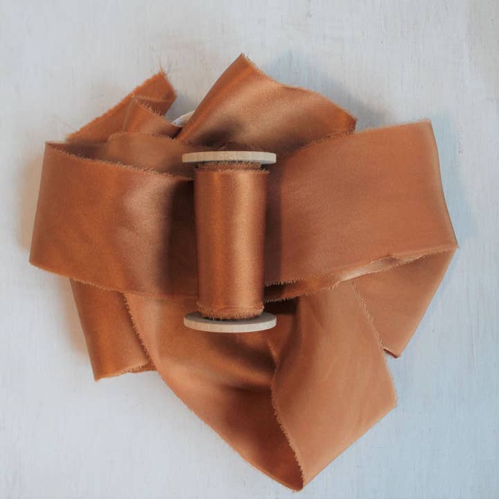 Cinta Charmeuse de seda TERRA COTTA rasgada a mano para venta al por mayor de The Maple Den