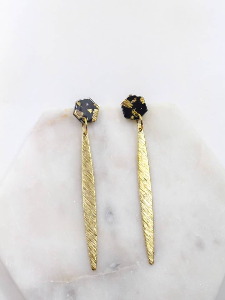 Orecchini esagonali con coriandoli neri e per la vendita all'ingrosso da parte di Moxie Collective (formerly Atonement Design)