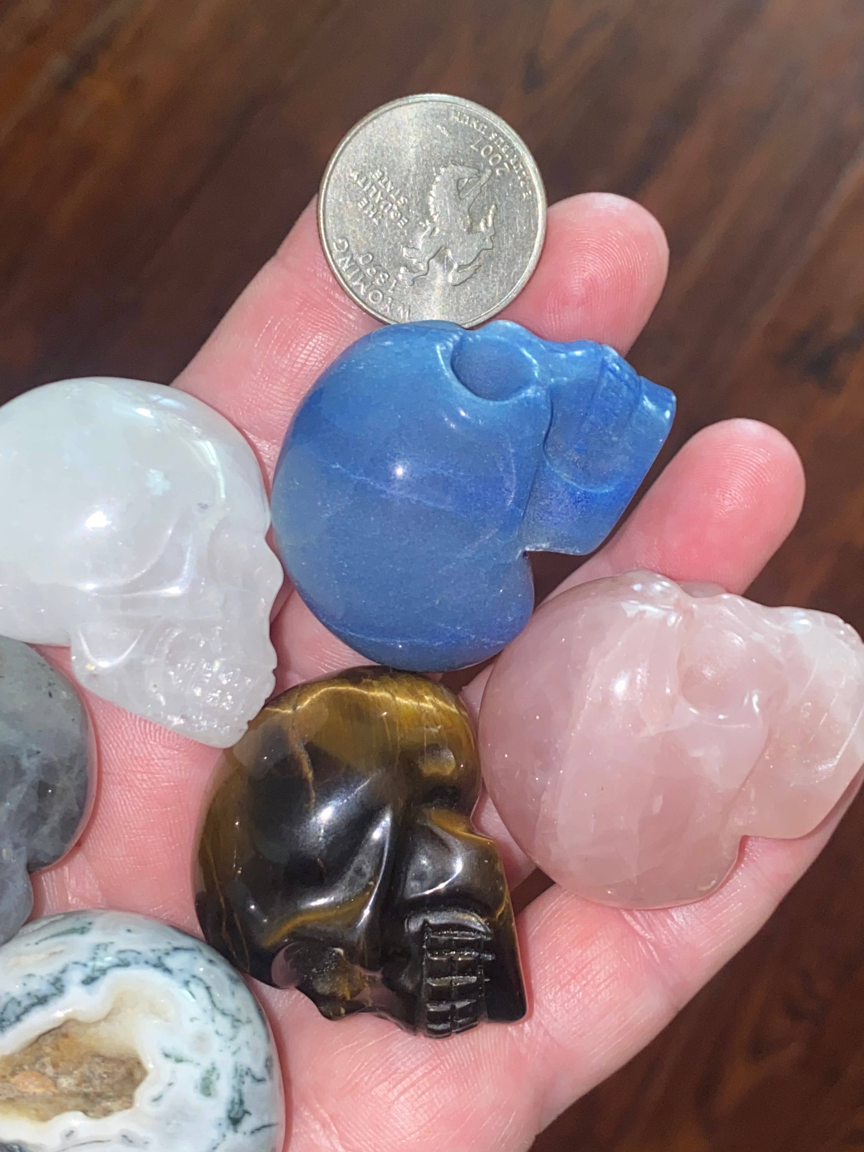 Moon River Designs - Vente Pierre et cristal de spiritualité - Petits crânes de cristal Mystery Skulls 3,8 cm4