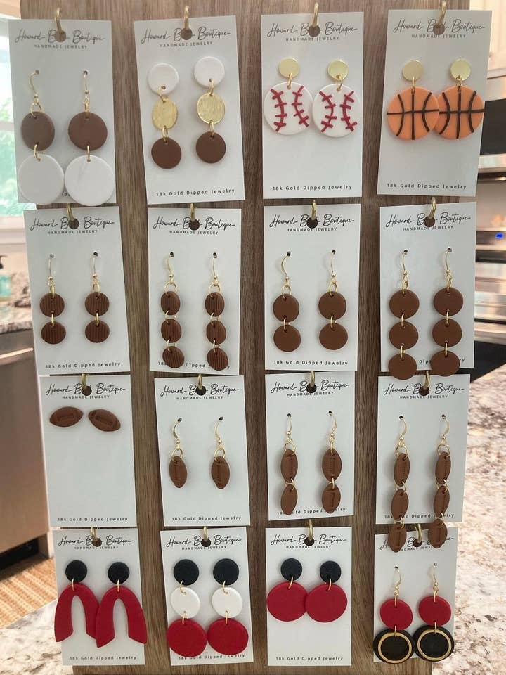 Boucles d'oreilles Football pour la vente par Howard Bead Boutique