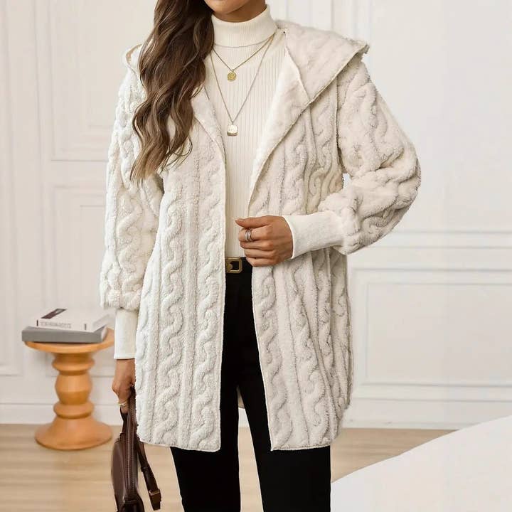 Crèmekleurige fleecejas met capuchon en bontafgewerkte zakken. voor wholesale door EmberLoom