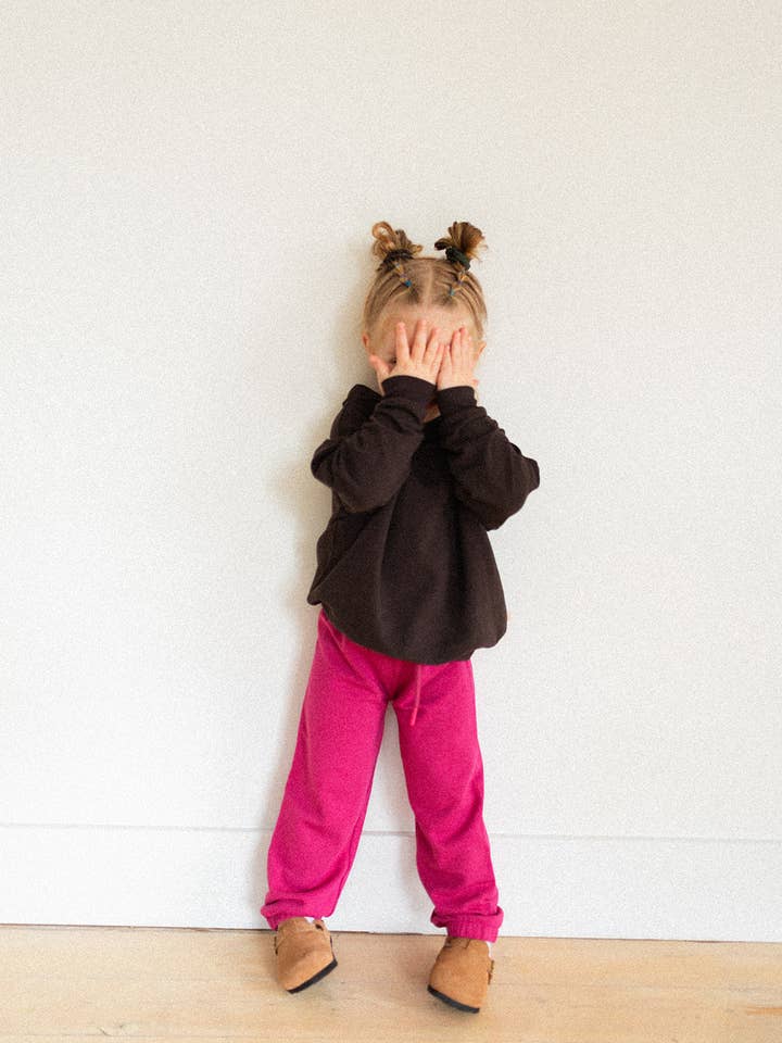 Barnfleecebyxor för wholesale av Jax & Lennon Clothing Co.