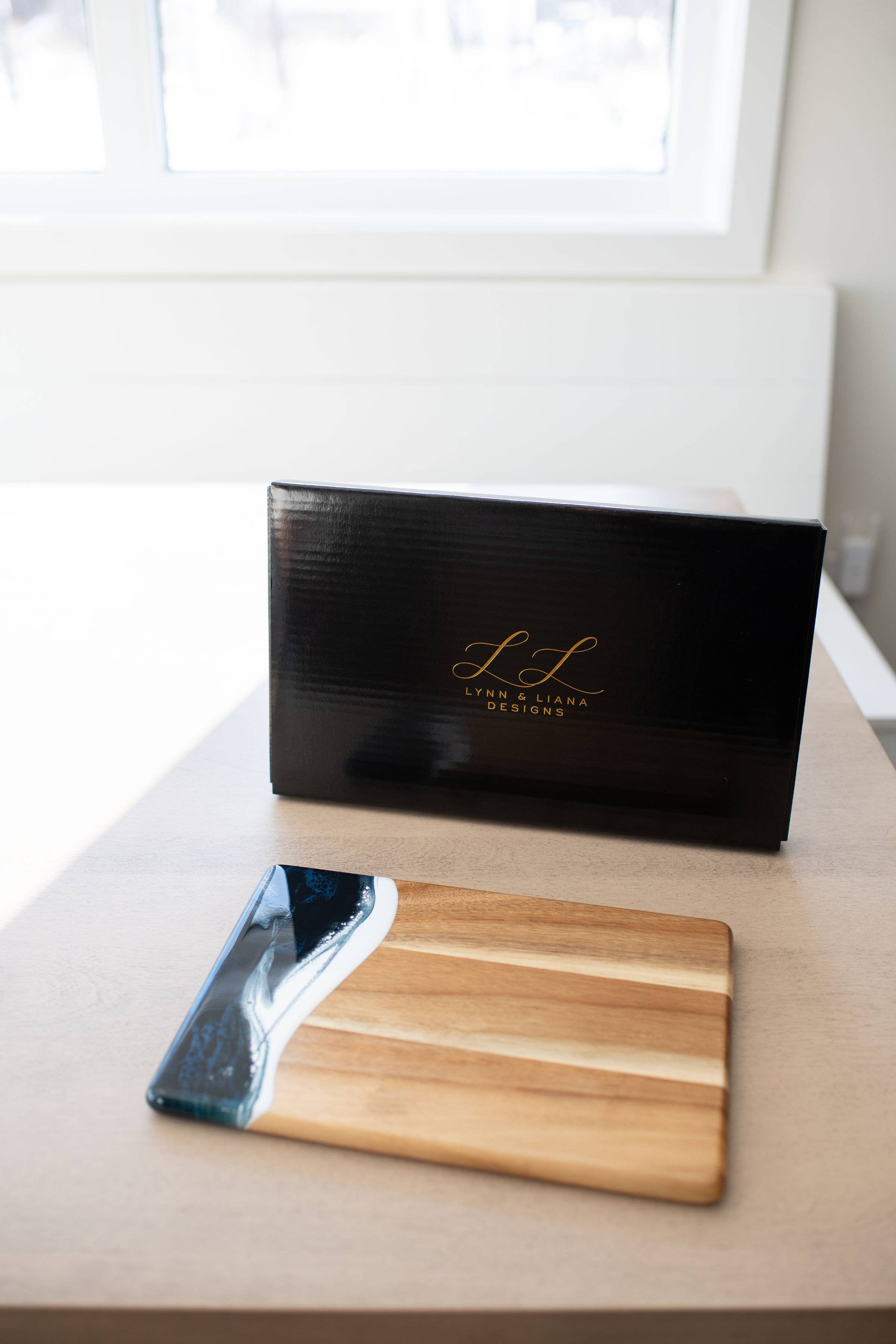 Lynn & Liana Designs - Vendita all'ingrosso Taglieri per formaggio - Tagliere per formaggi e salumi in legno di acacia con resina - No dazi!19