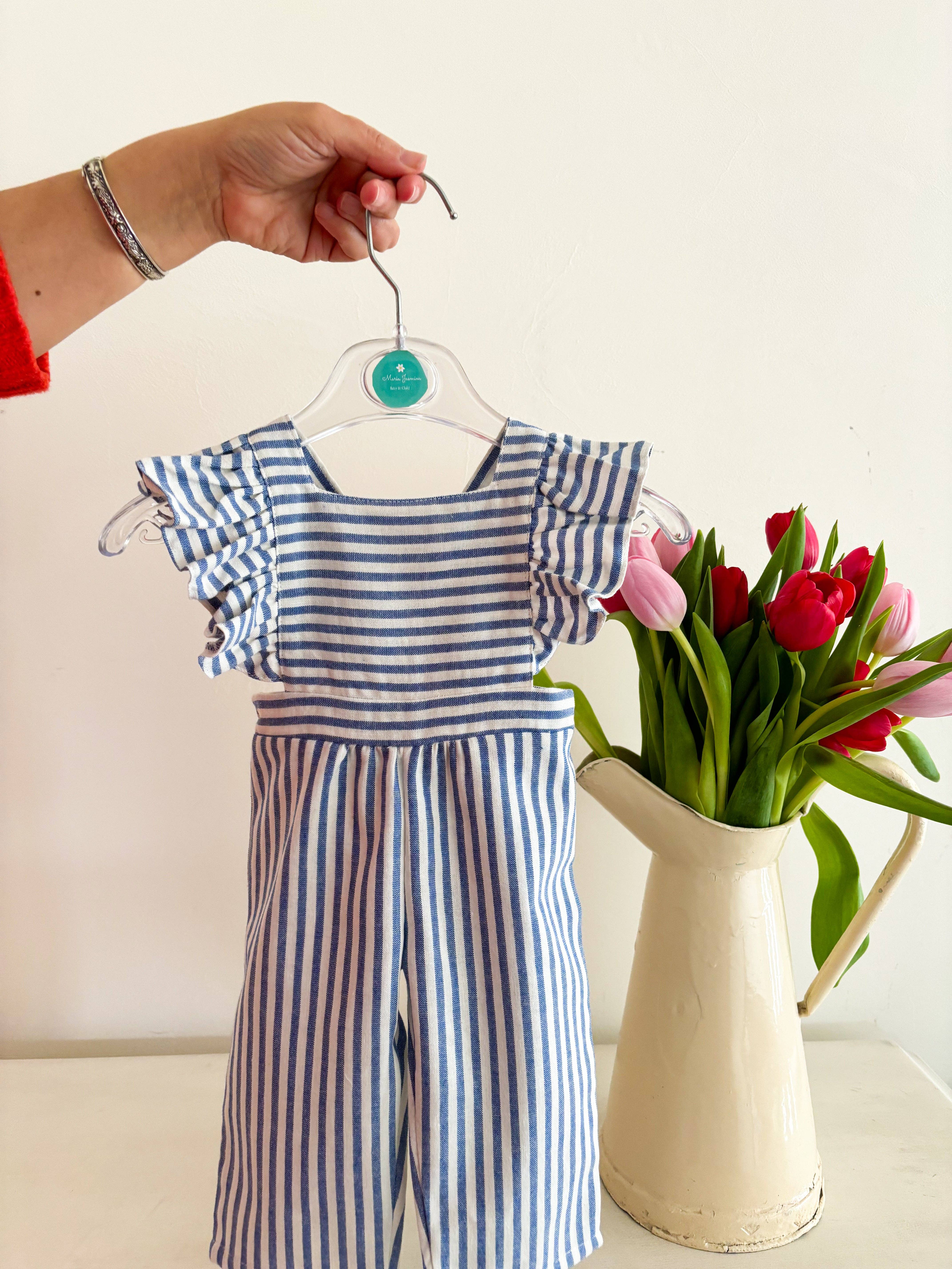 Maria Jasmim Baby & Child – Engroshandel Overalls - Baby – Blå stribet buksedragt med flæsedetaljer på stropperne1