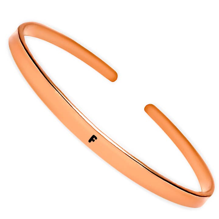 Personalisierte Initialen-Gravur Stapelarmband aus Roségold für den Großhandel von Camilla Limón