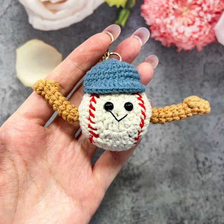 Porte-clés Poupée de Baseball Fait Main, Pendentif Thématique Sportive pour la vente par SoapElenGlen