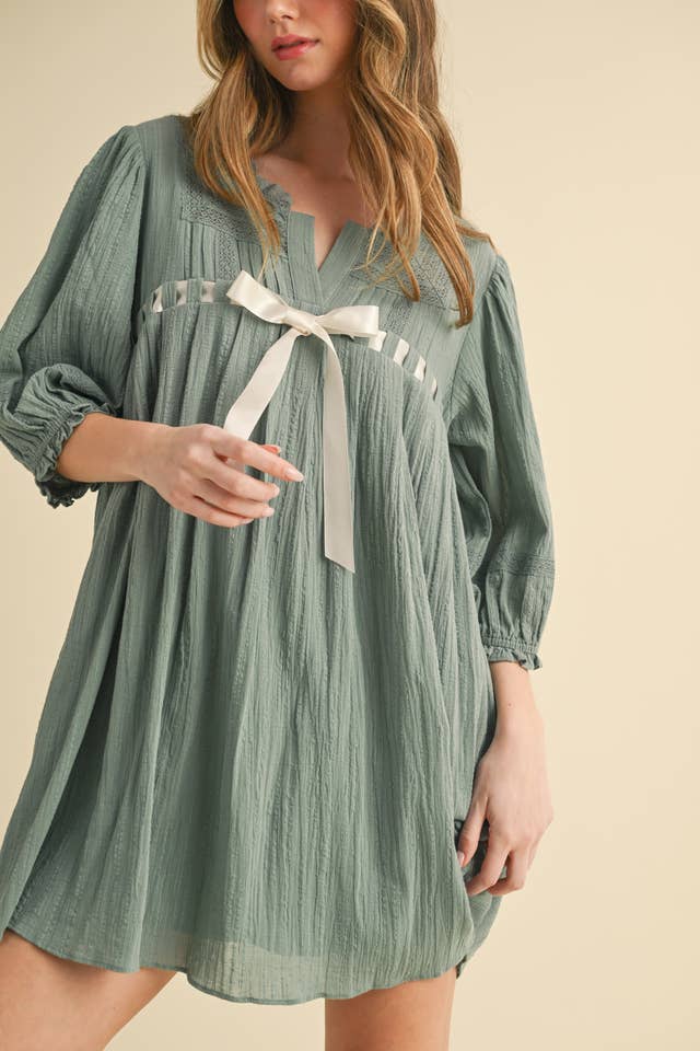 Camellia - Vente Robe – femme - ROBE À MANCHES MI-LONGUES AVEC ENCOLURE CARRÉE ET DÉTAILS EN DENTELLE9