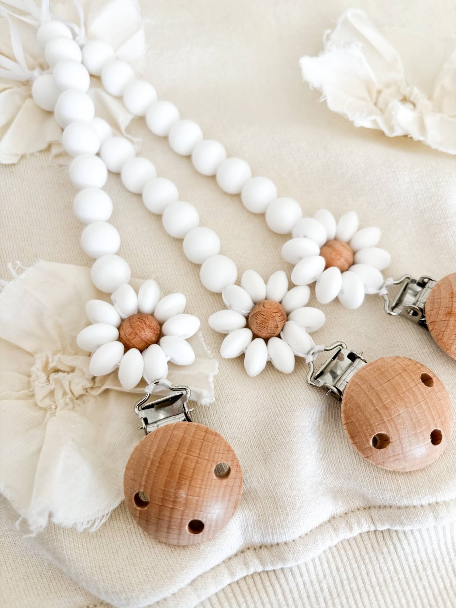 CW Evenements - Wholesale Milestone Art/Keepsake - Kids & Baby - Daisy silicone pacifier clip1