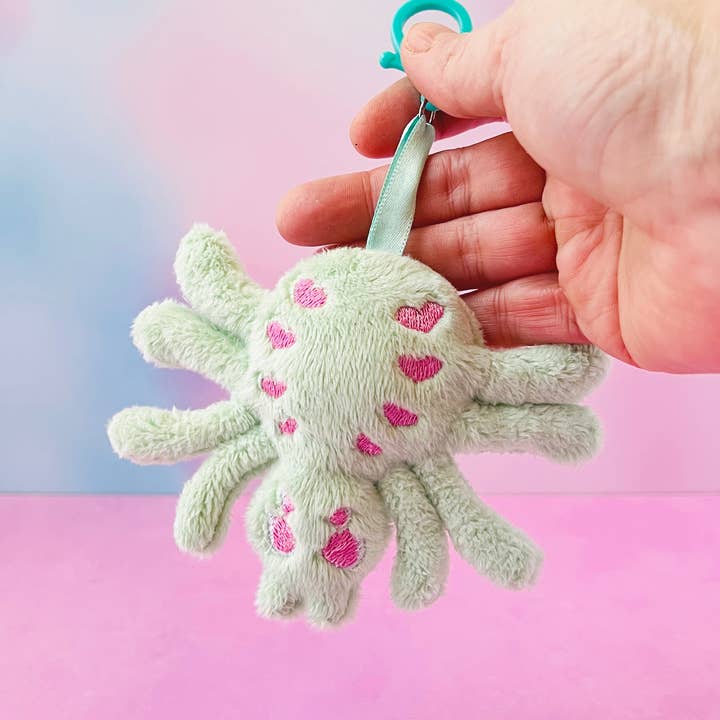 Porte-clés araignée en peluche pastel gothique mignon et effrayant pour la vente par Kawaii Hair Candy