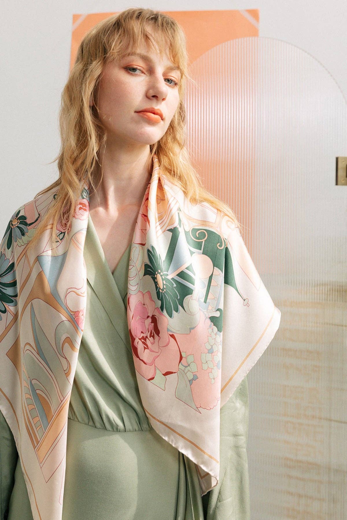 Champagne "Vintage Blooms" großer Seiden-Schal im Quadratform – Champagne für den Großhandel auf Faire3