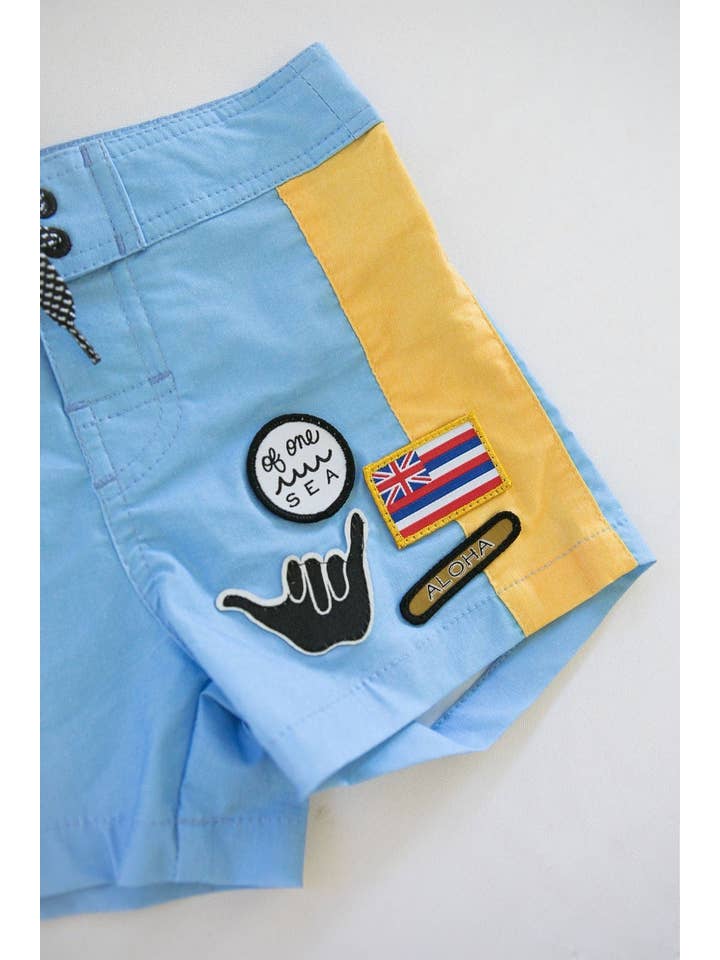 Ljusblå och gul Colorblock Patch Kid's Boardshorts i ljusblå och gul Colorblock Patch för wholesale på Faire1
