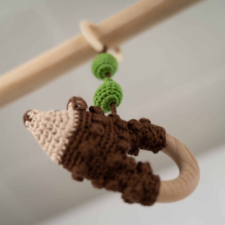 SindiBaba – Großhandel Klassisches Spielzeug – Kinder – Gehäkelter Spielbogen-Anhänger Igel HARRY4