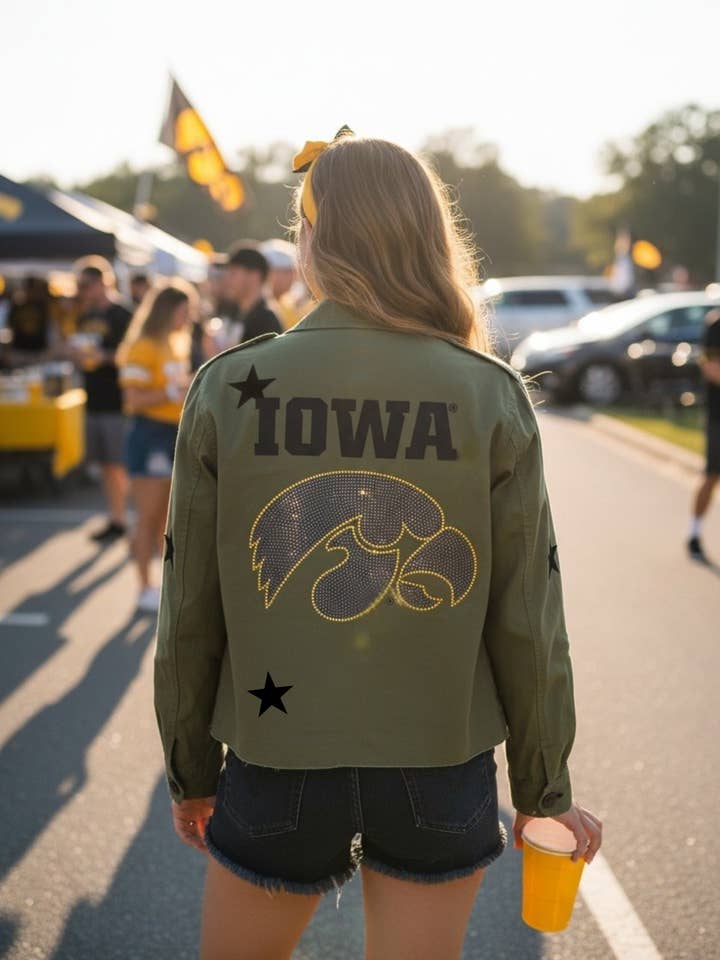 Surchemise de jour de match sous licence, Vert armée, Univ de l'Iowa Black Tigerhawk pour la vente par Moving Forward Designs