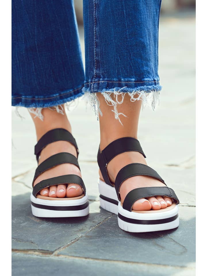 1 the Woman - Vente Sandales – femme - Sandales à plateforme en cuir PU avec boucle évidée4