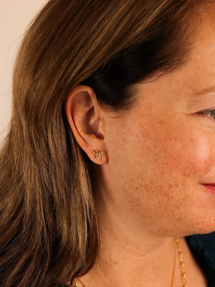 Boog Stud | Goud + Zilver voor wholesale door Katie White Designs LLC