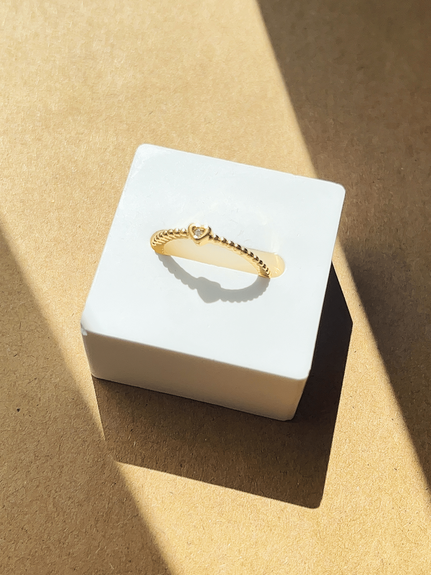 Revelari - Venta al por mayor Anillo con gemas - Anillo Abierto de Oro con Corazón y Detalle de Cristal0