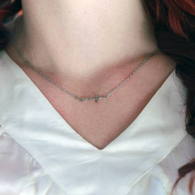 Quan Jewelry - Vendita all'ingrosso Collana con ciondolo/pendaglio - Collana con cardiogramma Macaria, regalo per infermiera7