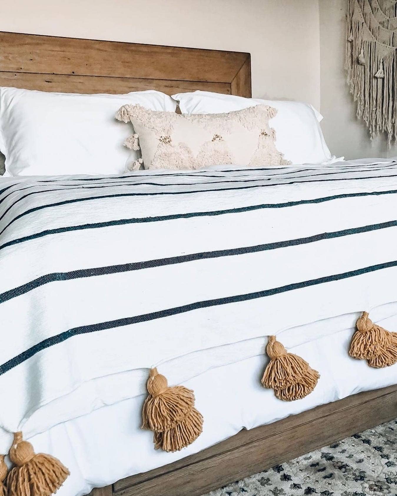 marrakeshop - Vente Plaids - Couverture marocaine blanche tissée main avec pompons moutarde et rayures noires2