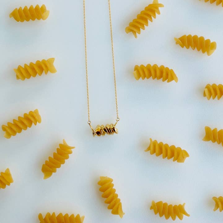 Delicacies Jewelry - Wholesale Halskettinghanger - Rotini Pasta Ketting, geelgoud verguld, door delicatessen sieraden - elke aankoop helpt honger te bestrijden! (Food Jewelry, Foodie Gift)
